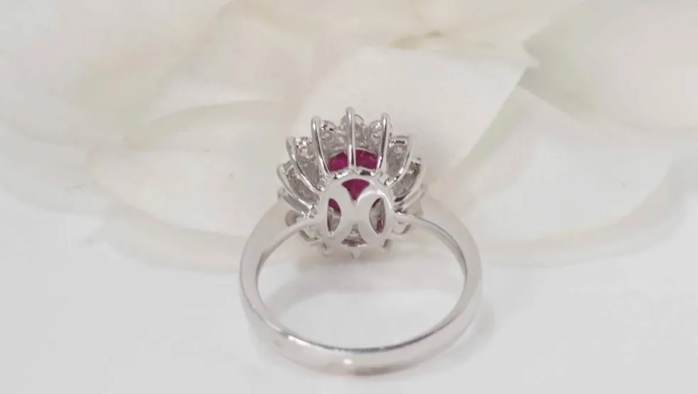 Bague marguerite en Or blanc, rubis et diamants