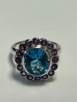 Bague Marguerite en or blanc ornée en son centre d'une topaze