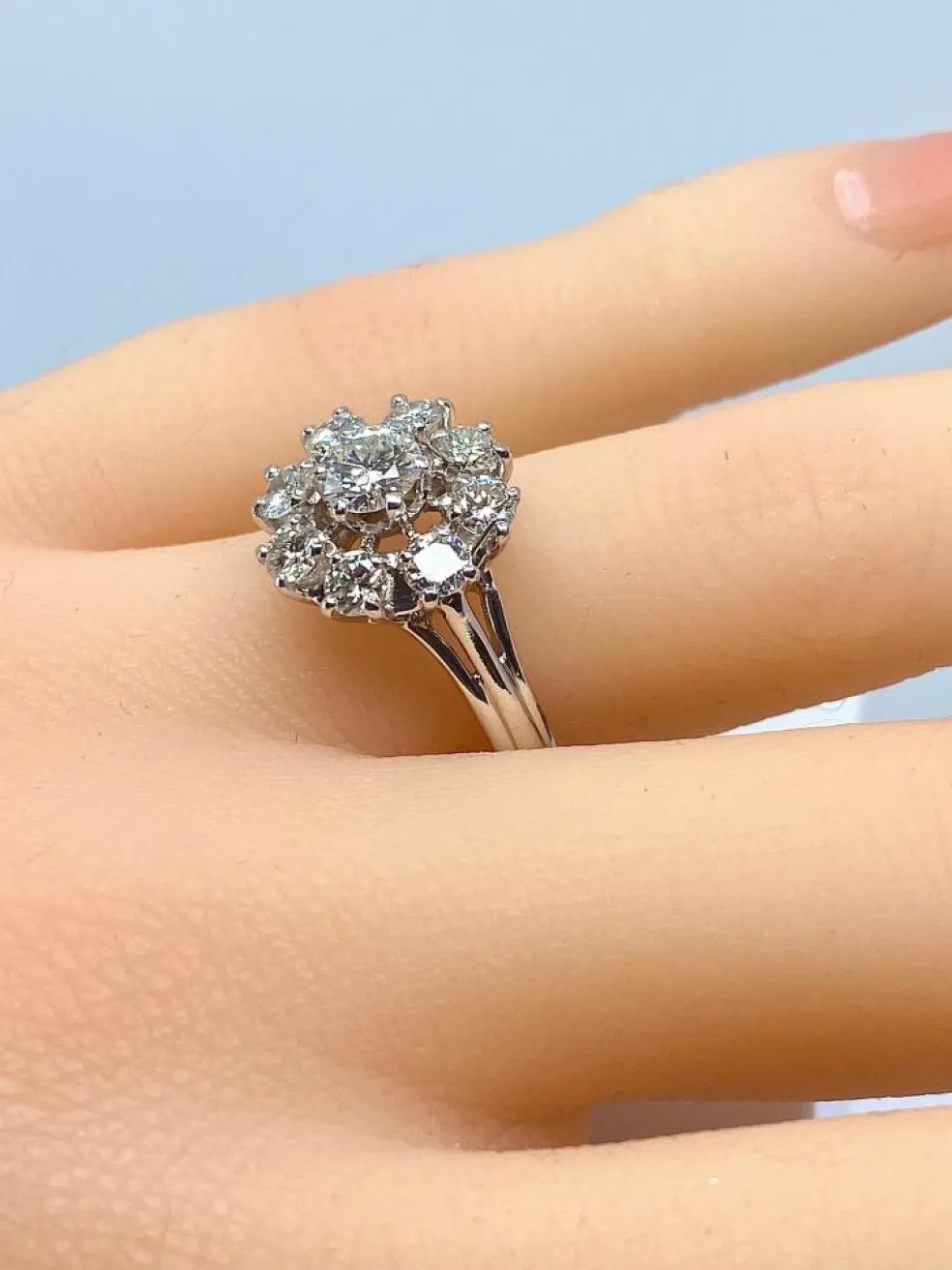 Bague marguerite en or blanc sertie de 9 diamants