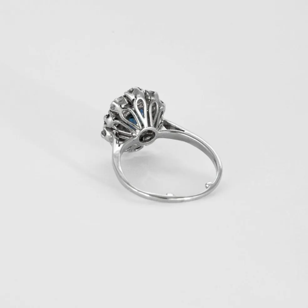 Bague Marguerite en or blanc, saphir et diamants