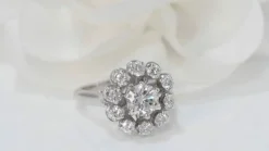 Bague marguerite en or blanc et diamants