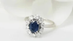 Bague marguerite en or blanc, saphir ovale et diamants