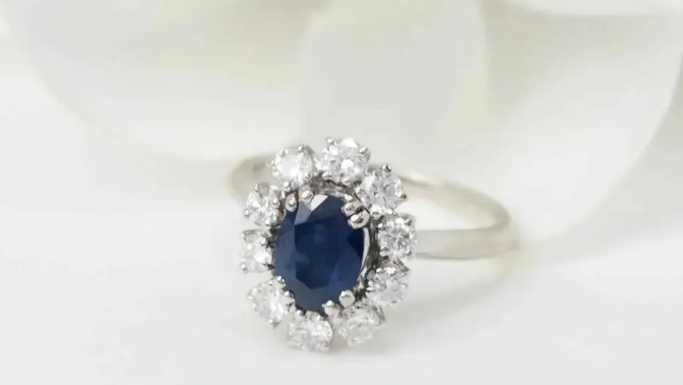 Bague marguerite en or blanc, saphir ovale et diamants