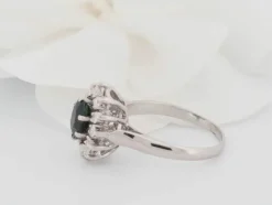 Bague marguerite en or blanc, saphir ovale et diamants