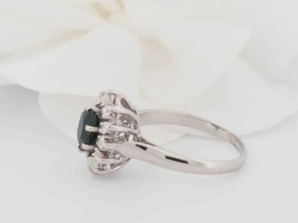 Bague marguerite en or blanc, saphir ovale et diamants