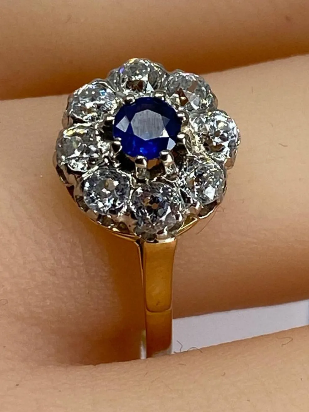 Bague marguerite en or blanc en saphir et diamants