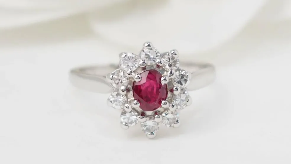 Bague marguerite en or blanc, rubis et diamants