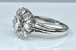 Bague marguerite en or blanc sertie de 9 diamants