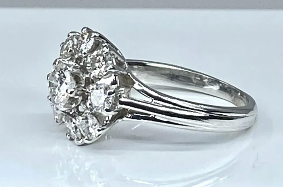 Bague marguerite en or blanc sertie de 9 diamants
