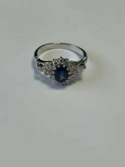 Bague marguerite en or blanc ornée d'un saphir