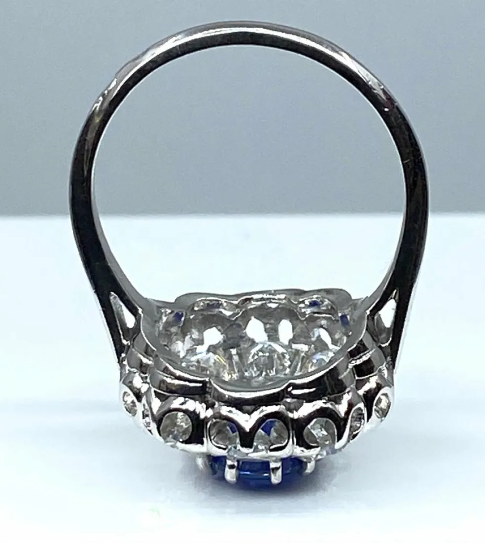 Bague marguerite en or blanc et platine en saphir et diamants