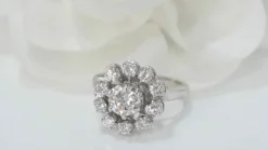 Bague marguerite en or blanc et diamants