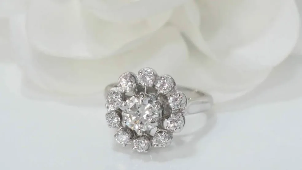 Bague marguerite en or blanc et diamants