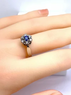 Bague marguerite en or blanc 18 carats, saphir et diamants
