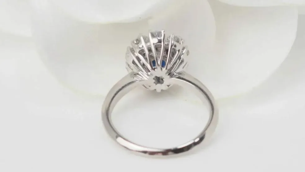 Bague marguerite en or blanc, saphir ovale et diamants