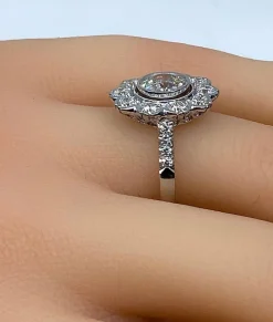 Bague marguerite en or blanc 18 carats : diamant central 1,21 carat