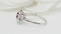 Bague marguerite en or blanc, rubis et diamants