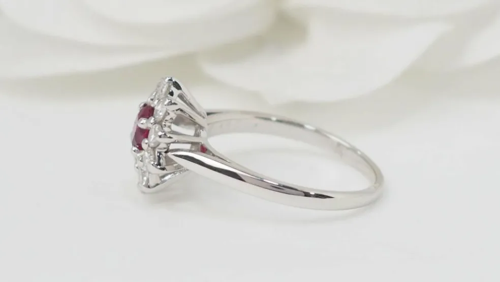 Bague marguerite en or blanc, rubis et diamants