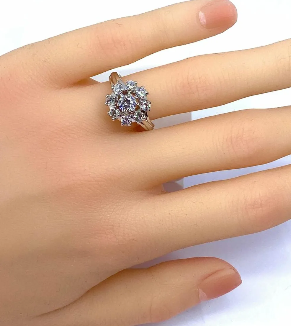 Bague marguerite en or blanc sertie de 9 diamants