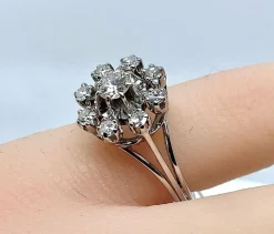 Bague marguerite en or blanc et diamants