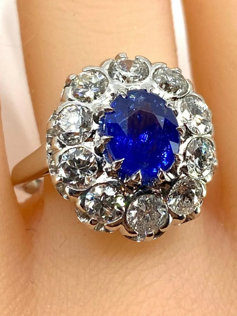 Bague marguerite en or blanc et platine en saphir et diamants