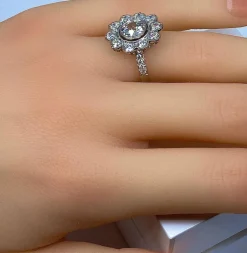 Bague marguerite en or blanc et diamant