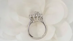 Bague marguerite en or blanc et diamants