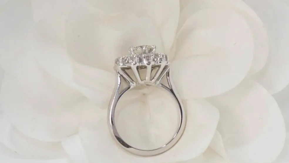 Bague marguerite en or blanc et diamants