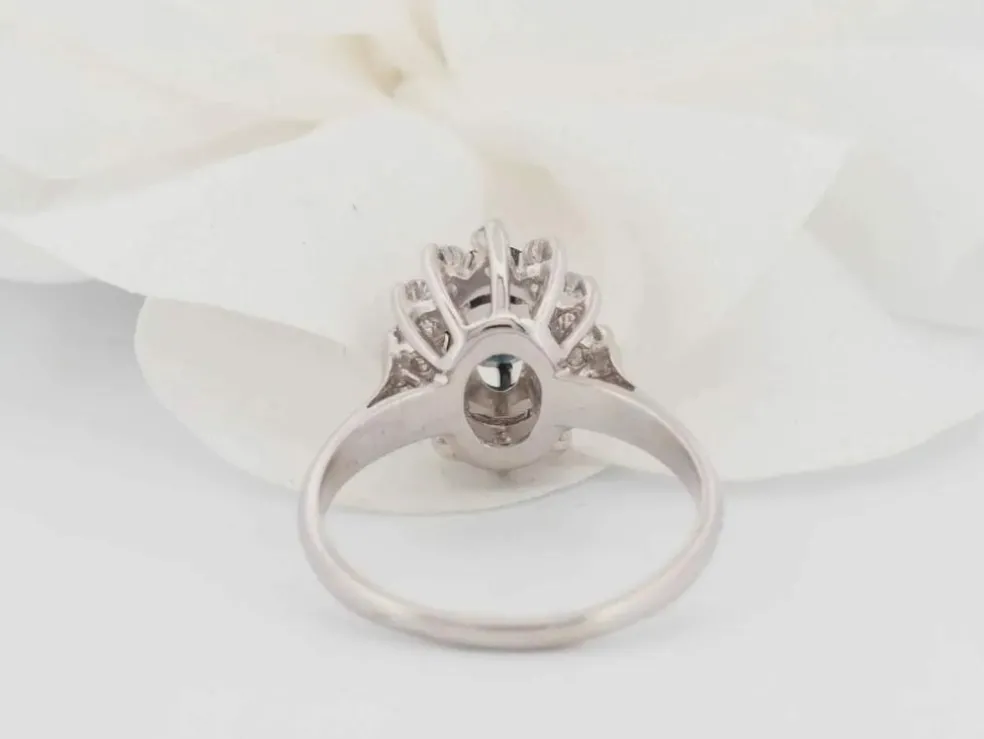 Bague marguerite en or blanc, saphir ovale et diamants