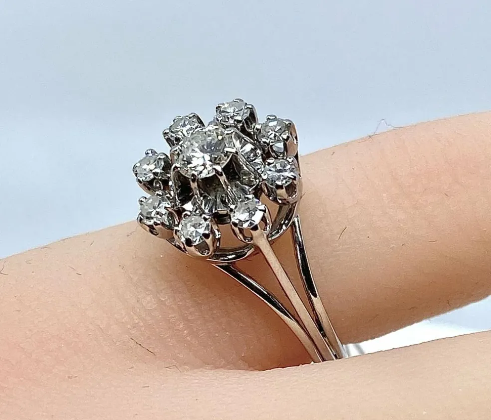 Bague marguerite en or blanc et diamants
