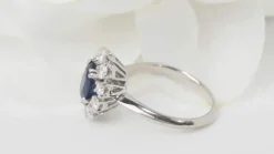 Bague marguerite en or blanc, saphir ovale et diamants