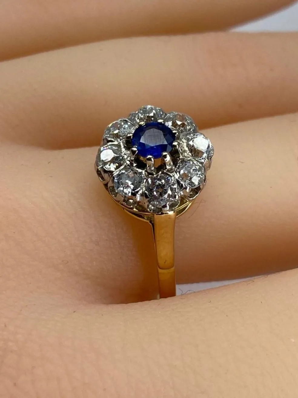 Bague marguerite en or blanc en saphir et diamants