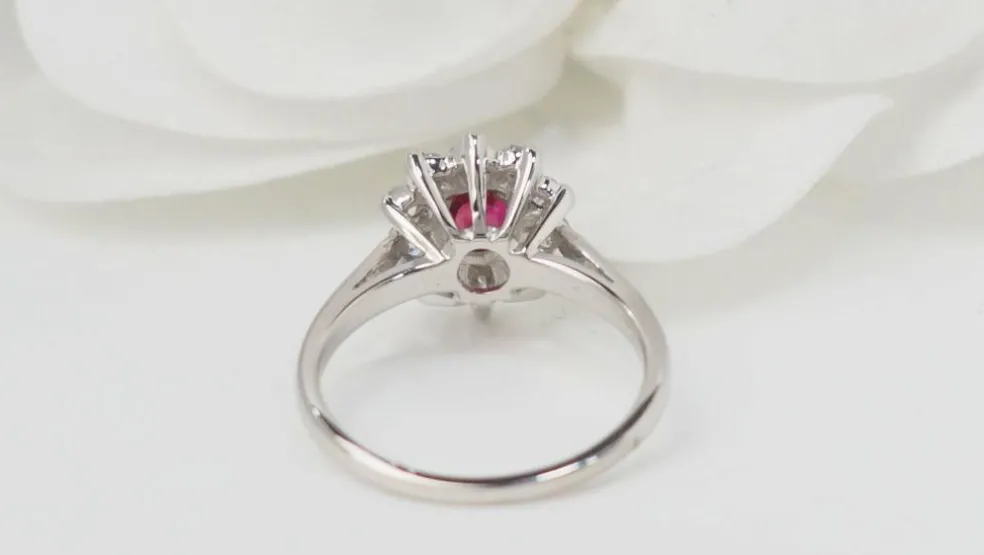 Bague marguerite en or blanc, rubis et diamants