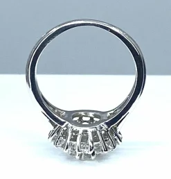 Bague marguerite en or blanc sertie de 9 diamants