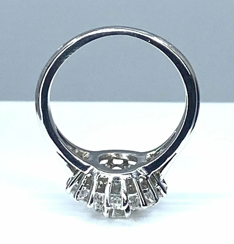 Bague marguerite en or blanc sertie de 9 diamants