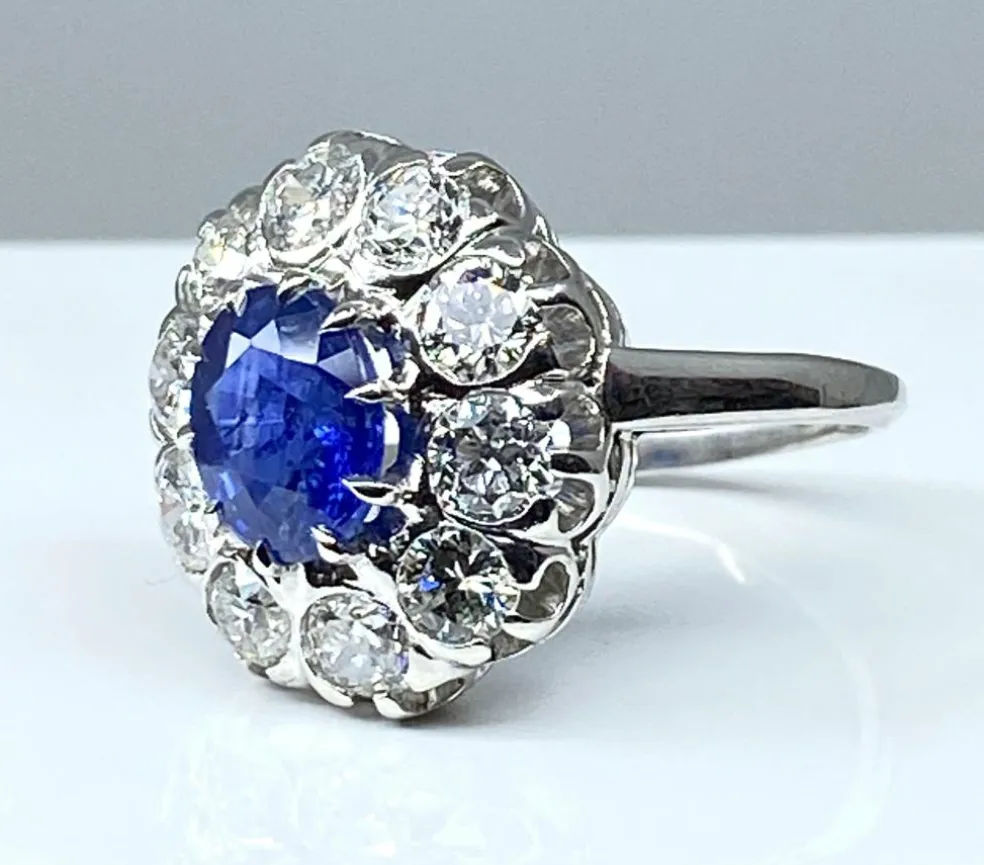 Bague marguerite en or blanc et platine en saphir et diamants