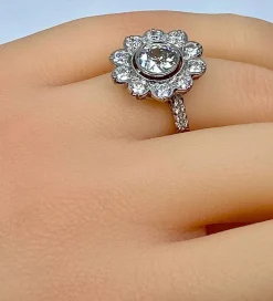 Bague marguerite en or blanc et diamant
