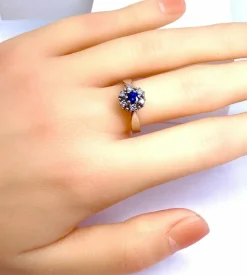Bague marguerite en or blanc 18 carats, saphir et diamants