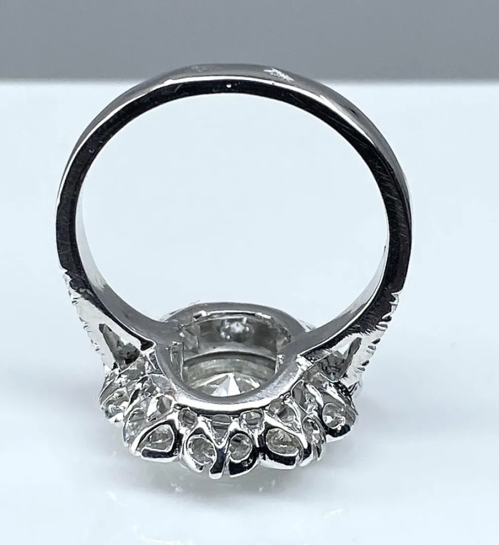 Bague marguerite en or blanc 18 carats : diamant central 1,21 carat