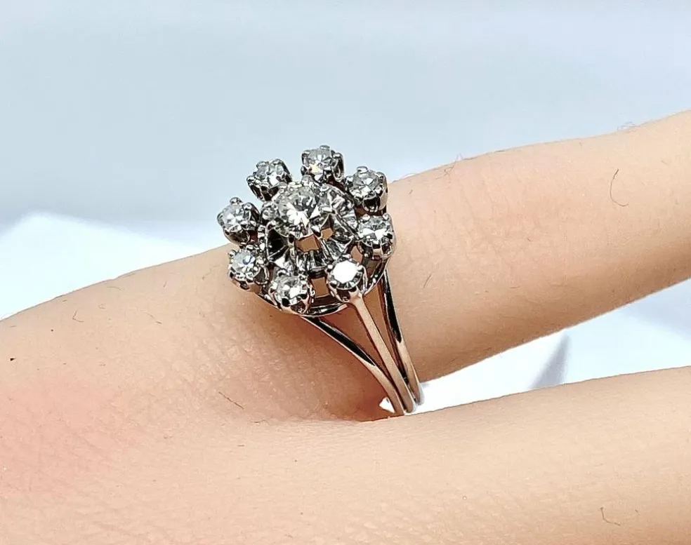 Bague marguerite en or blanc et diamants