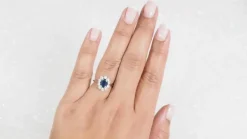 Bague marguerite en or blanc, saphir ovale et diamants