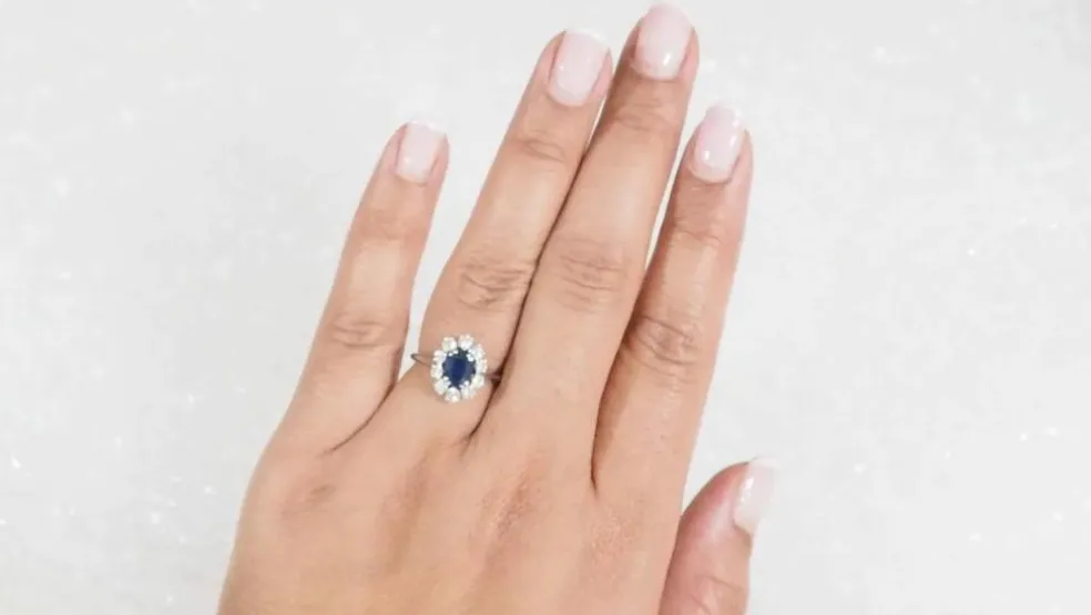 Bague marguerite en or blanc, saphir ovale et diamants