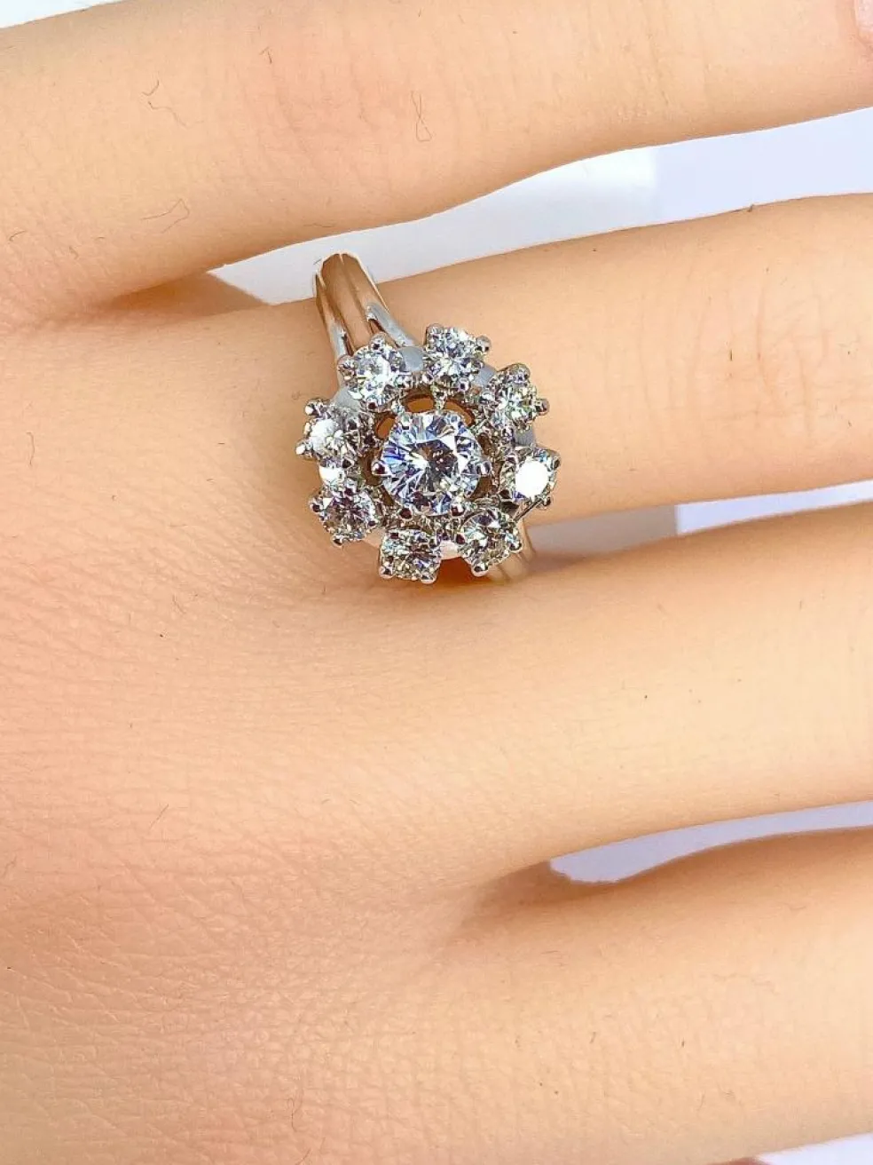 Bague marguerite en or blanc sertie de 9 diamants