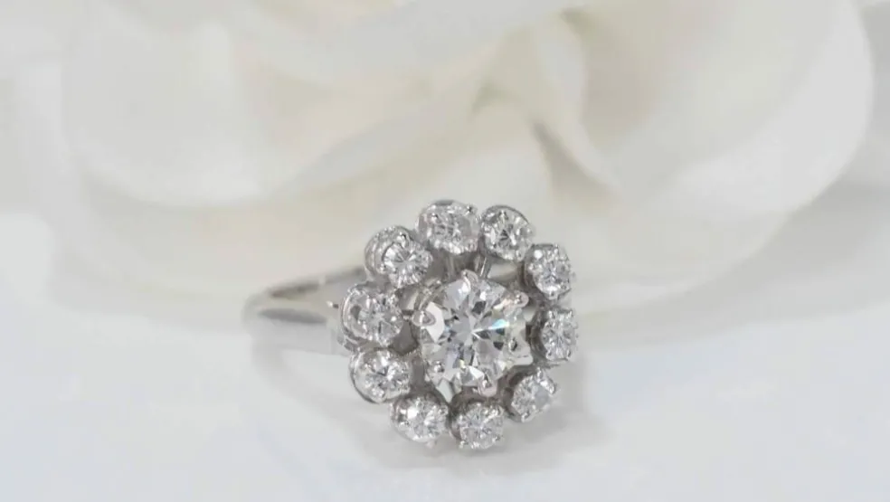Bague marguerite en or blanc et diamants