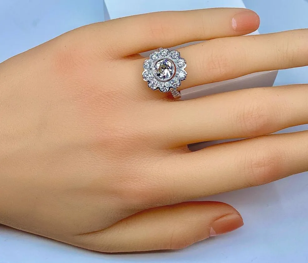 Bague marguerite en or blanc 18 carats : diamant central 1,21 carat