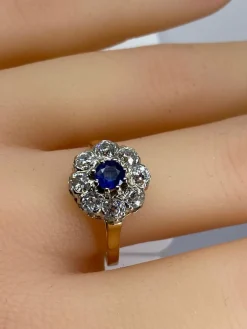 Bague marguerite en or blanc en saphir et diamants
