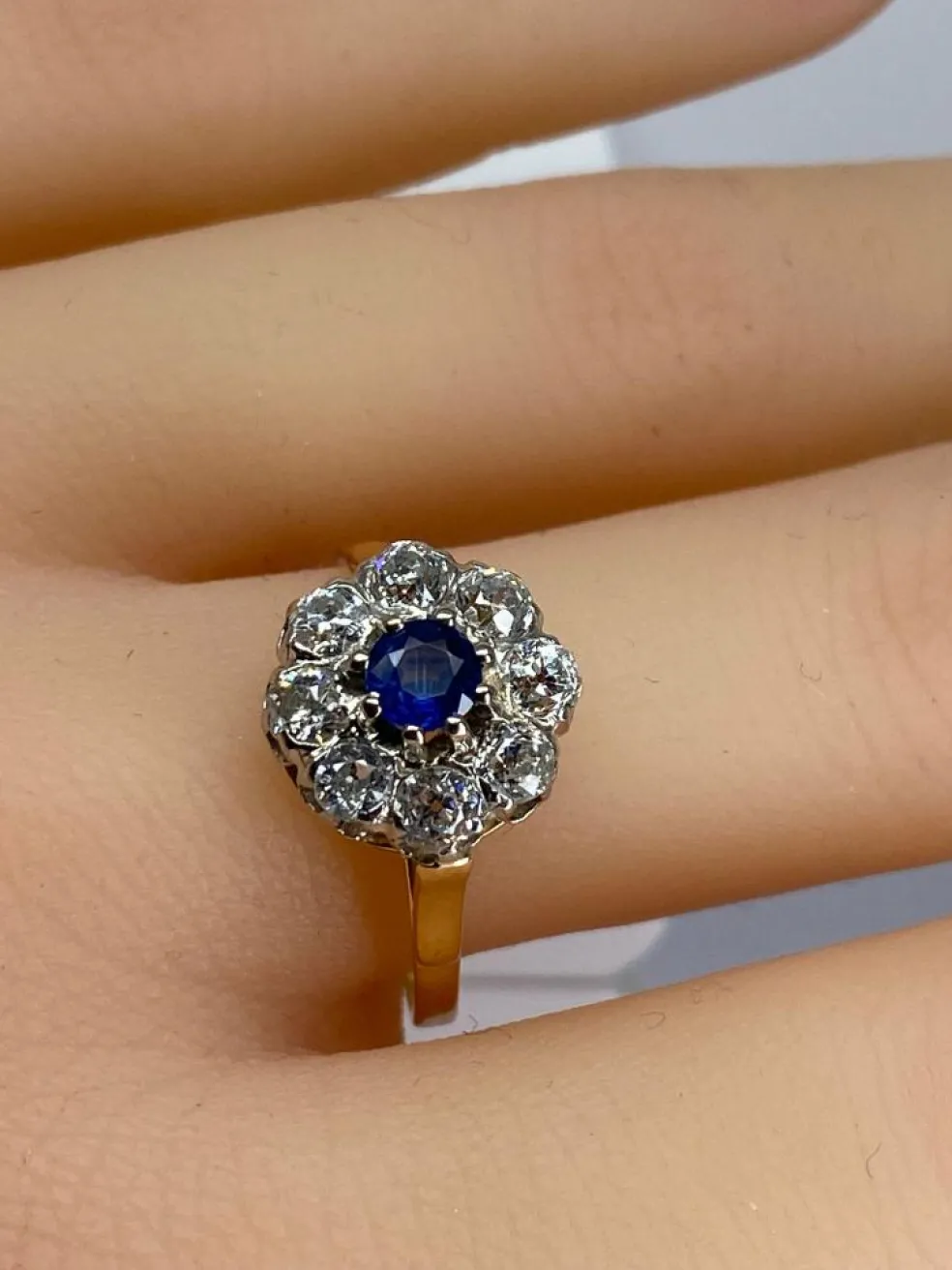 Bague marguerite en or blanc en saphir et diamants