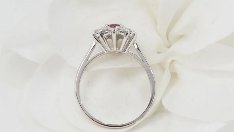 Bague marguerite en or blanc, rubis et diamants