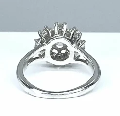 Bague marguerite en or blanc sertie de 9 diamants