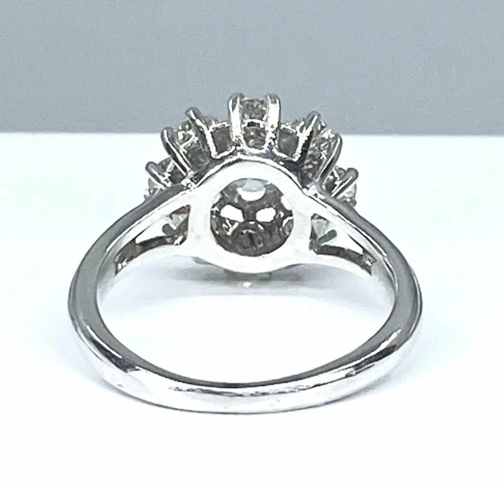 Bague marguerite en or blanc sertie de 9 diamants